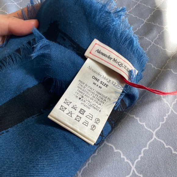 ALEXANDER MCQUEEN 100% Wool Blue Graffiti Scarf - Picture 4 of 11